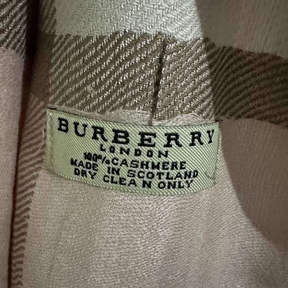 Burberry wide scarf - Picture 4 of 6
